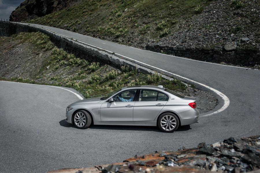  BMW 330e (F30) 2016 года  (WW) (фото 34 из 40)